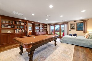 Games room - Spacious home, Sleeps 12, Spa, Pool, EV, Stunning! (Templeton)