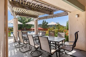 Outdoor dining - Luxe 5* Sleeps 12, Spa, Pool, EV & No Chores! (Templeton)