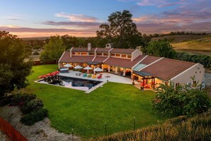 Exterior - Luxe 5* Sleeps 12, Spa, Pool, EV & No Chores! (Templeton)