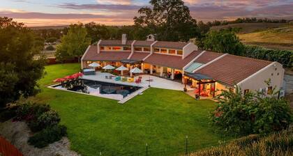 Luxe 5* Sleeps 12, Spa, Pool, EV & No Chores!