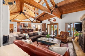 Smart-TV, Kamin, DVD-Player, Tischtennisplatte