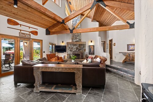 Luxe, sleeps 12, Spa, Pool, EV, Kings, No Chores! Designer Retreat & Epic Yard!