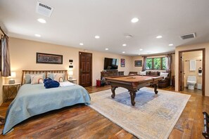 5 bedrooms, desk, iron/ironing board, travel cot - Luxe 5* Sleeps 12, Spa, Pool, EV & No Chores! (Templeton)