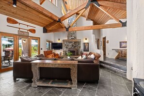 Smart-TV, Kamin, DVD-Player, Tischtennisplatte