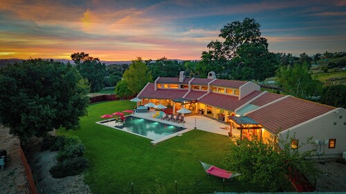 Luxe 5* Sleeps 12, Spa, Pool, EV, Stunning!