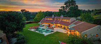 Luxe 5* Sleeps 12, Spa, Pool, EV, Stunning!