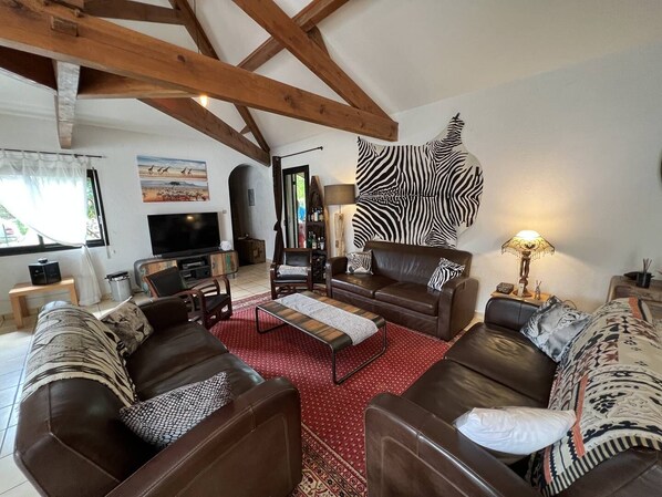 Televisión, futbolito y estéreo 