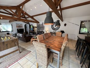 Télévision, baby-foot, chaîne hi-fi