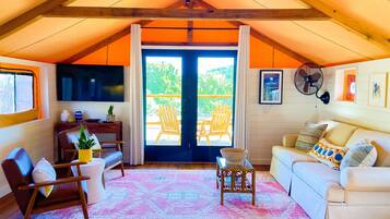 Smart TV, table tennis