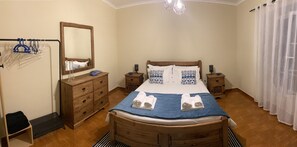 2 soverom, skrivebord, strykejern/-brett og wi-fi (inkludert)