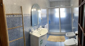 Duschwanne, umweltfreundliche Kosmetikartikel, Haartrockner, Bidet
