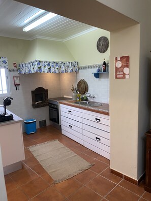 Fridge, microwave, oven, stovetop - Accommodation "CASA DA FIGUEIRA " Ponta Delgada (Ponta Delgada)