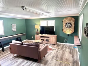 Smart TV, chimenea, reproductor de DVD y videoteca