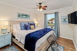 6 bedrooms, desk, iron/ironing board, free WiFi - Waterfront Oasis, Heated Pool, Dock, Golf Cart & Chef’s Kitchen (Indian Rocks Beach)