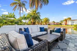 Terrace/patio - Waterfront Oasis, Heated Pool, Dock, Golf Cart & Chef’s Kitchen (Indian Rocks Beach)