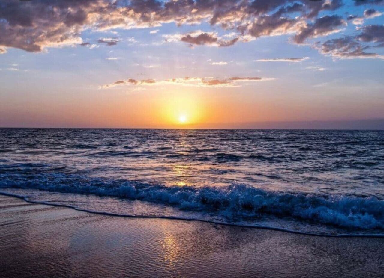 Beach nearby, sun-loungers, beach towels