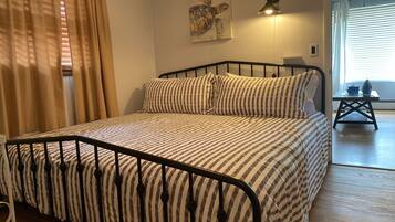 2 habitaciones, tabla de planchar con plancha y cuna de viaje