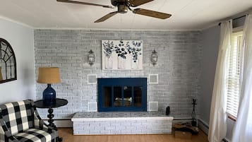 Smart-TV, Kamin, Tischfußball, Bücher