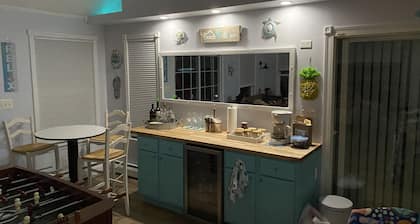 Beach House in Caseville Center walking distance to Everything