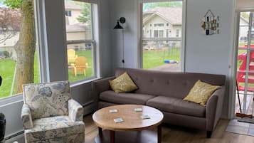 Smart-TV, Kamin, Tischfußball, Bücher