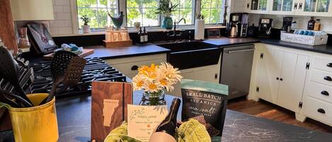 Kjøleskap, mikrobølgeovn, ovn og kokeplater