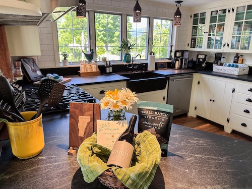 Warm Brook Farm+Entertainers Paradise+Hot Tub+Ski Bromley/Stratton+Dogs Welcome