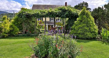 Warm Brook Farm+Entertainers Paradise+Hot Tub+Close To Everything+Dogs Stay Free