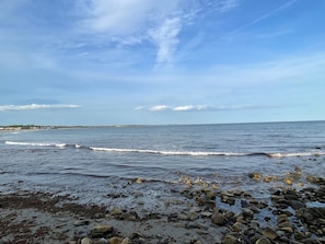 Nära stranden och solstolar