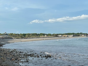 Nära stranden och solstolar