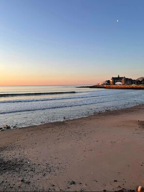 Ubicación cercana a la playa y tumbonas