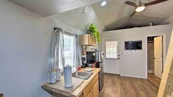 Réfrigérateur, micro-ondes, cafetiÚre/bouilloire, grille-pain