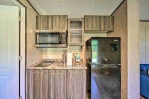 Refrigerador, microondas, parrilla de estufa y cafetera y tetera 