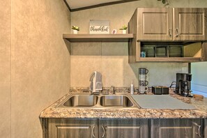 Frigorifero, microonde, piano cottura, macchina per tè/caffè