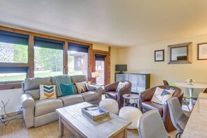 TV, fireplace, books - Eagle-Vail Hideaway w/ Golf, Ski, and More! (Vail)