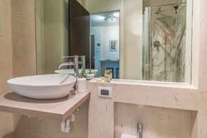 Douche, sèche-cheveux, bidet