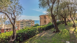 Ein Gebäude mit Garten, einem Weg und Blick aufs Meer.