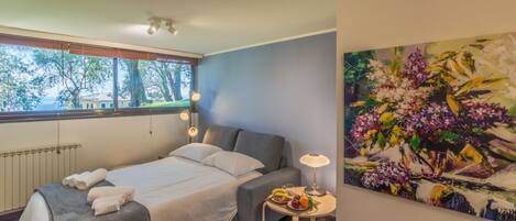 Tabla de planchar con plancha, wifi y ropa de cama