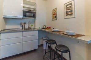 Fridge, oven, stovetop, cookware/dishes/utensils - MONOLOCALE CAMOGLI - Relax in beautiful surroundings (Camogli)