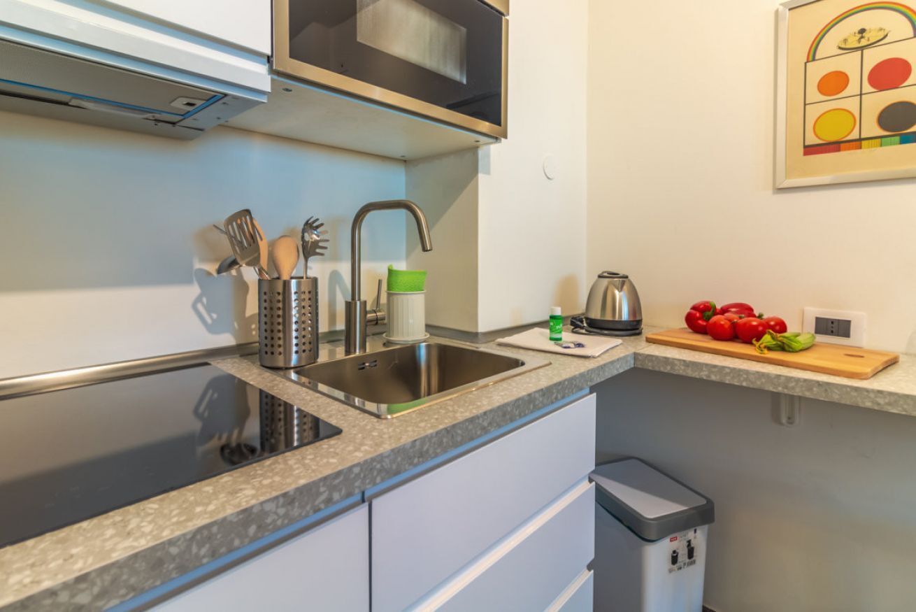 Frigorífico, microondas, horno y placa de cocina