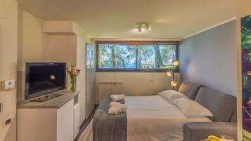 Tabla de planchar con plancha, wifi y ropa de cama