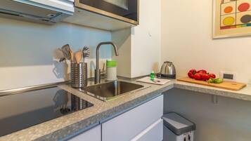 Frigorifero, microonde, forno, piano cottura