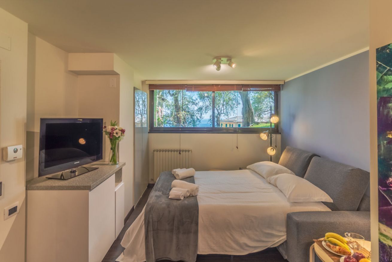 Tabla de planchar con plancha, wifi, ropa de cama