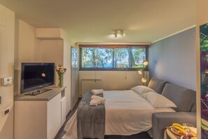 Tabla de planchar con plancha, wifi y ropa de cama 