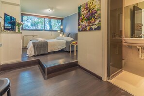 Een strijkplank/strijkijzer, wifi, beddengoed