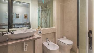 Douche, sĂšche-cheveux, bidet