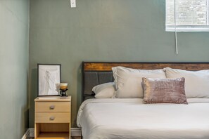 5 bedrooms, desk, iron/ironing board, travel cot - City Park Modern Escape. 5 Bedroom Family & Pet Friendly (Denver)