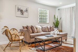 Smart TV, books, computer monitors - City Park Modern Escape. 5 Bedroom Family & Pet Friendly (Denver)