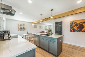 Fridge, microwave, oven, stovetop - City Park Modern Escape. 5 Bedroom Family & Pet Friendly (Denver)