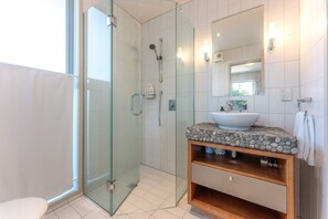 Shower, hair dryer - The Sands - Apartment 23 - Onetangi Beach (Waiheke Island)