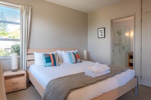 2 bedrooms, iron/ironing board, WiFi